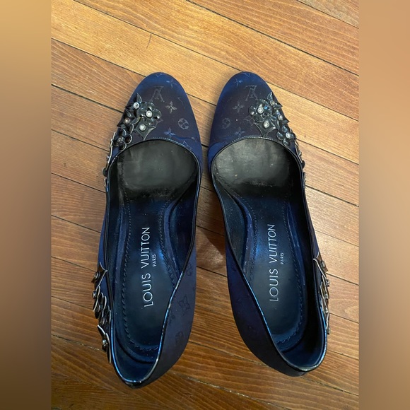 Louis Vuitton Black heels size 38. Made in Italy. Lovely detail. Authentic LV - Picture 3 of 5